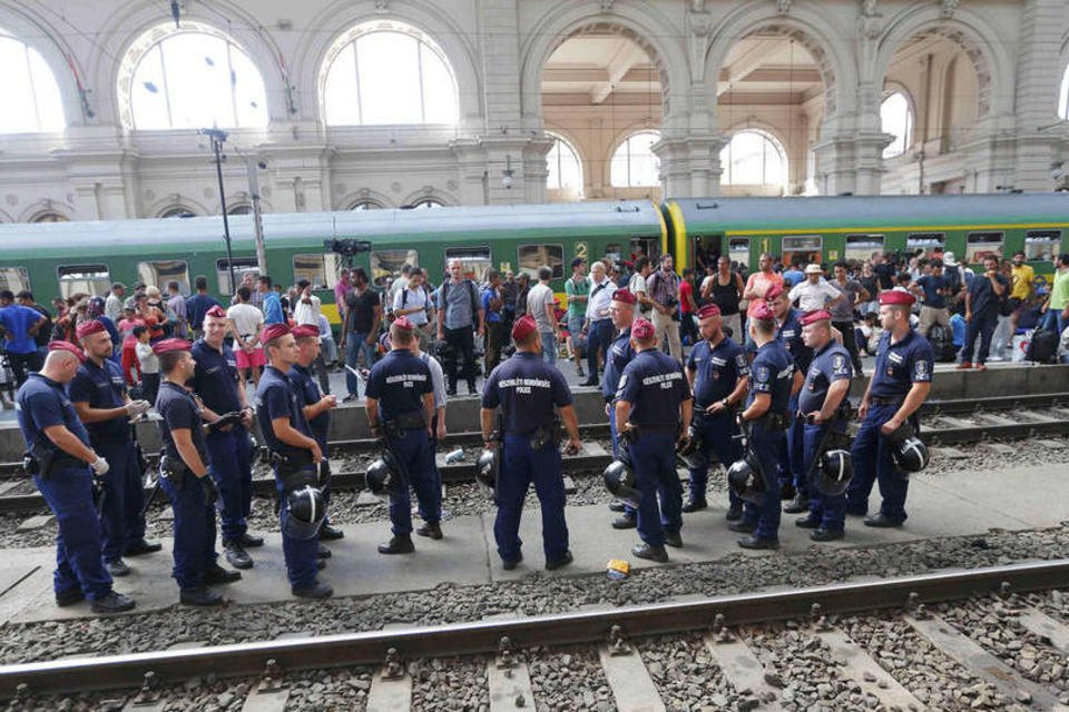 Trem para Áustria com refugiados é detido em fronteira