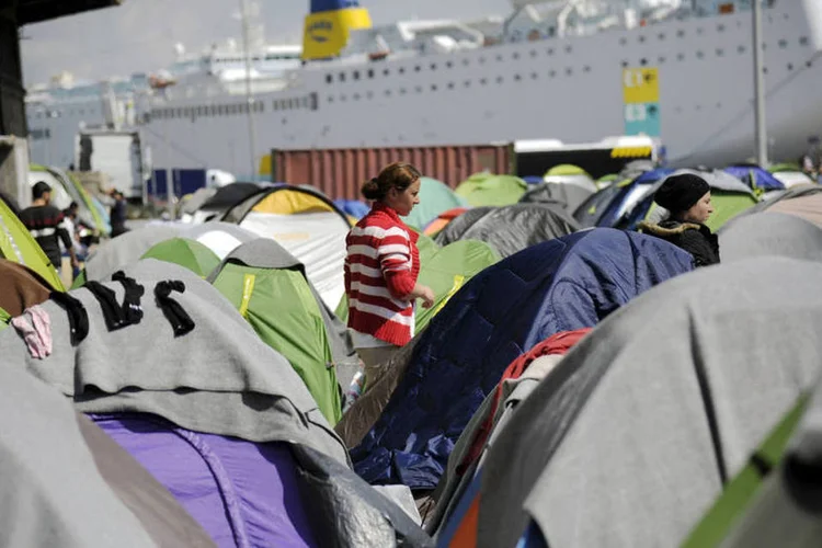 
	Refugiados em Atenas: a briga come&ccedil;ou aparentemente depois de um afeg&atilde;o insultar a mulher de um s&iacute;rio
 (Michalis Karagiannis / Reuters)