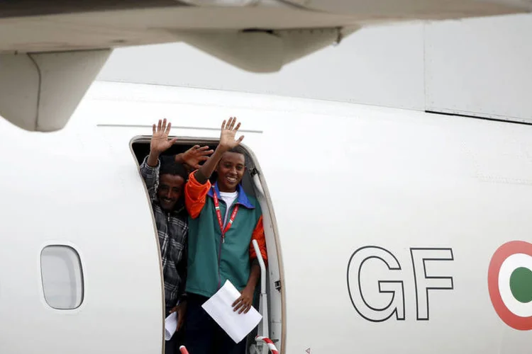 
	Refugiados em avi&atilde;o para a Su&eacute;cia: uma centena de demandantes de asilo na It&aacute;lia dever&atilde;o viajar nas pr&oacute;ximas semanas &agrave; Alemanha, &agrave; Holanda e aos demais pa&iacute;ses &quot;que comunicaram sua disponibilidade&quot;
 (Reuters / Remo Casilli)