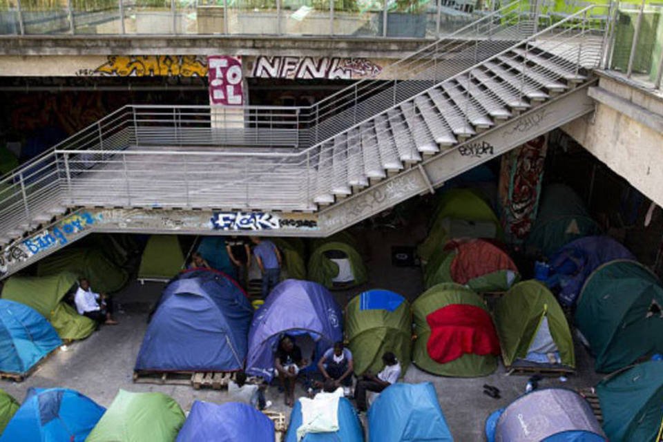 Acampamento de imigrantes em Paris é desmantelado