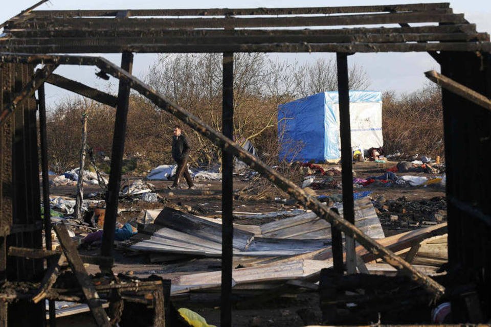 Em 2 dias, 15 mil m² da "Selva" de Calais foram desmontados