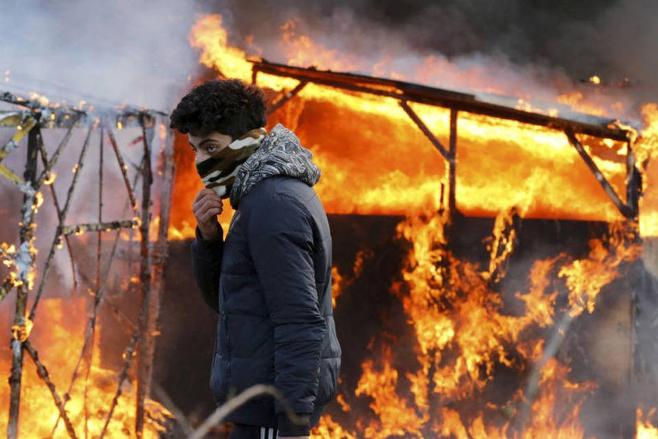 Refugiados protestam contra demolição de acampamento