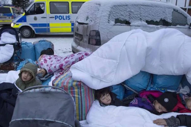 
	Refugiados: &quot;A inspe&ccedil;&atilde;o pode ser realizada apalpando e revistando a roupa, assim como os bolsos&quot;
 (Jessica Gow / Reuters)