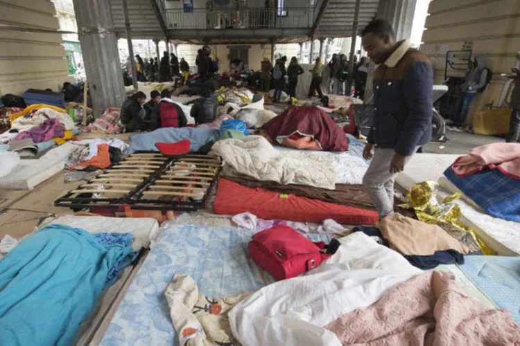 
	Refugiados em Paris: a Prefeitura realizou v&aacute;rias opera&ccedil;&otilde;es de evacua&ccedil;&atilde;o desde o final de julho
 (Joel Saget / AFP)