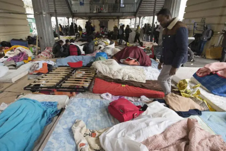 
	Refugiados em Paris: o acampamento havia sido instalado h&aacute; tr&ecirc;s semanas sob uma ponte na pra&ccedil;a de Stalingrado, norte de Paris
 (Joel Saget / AFP)