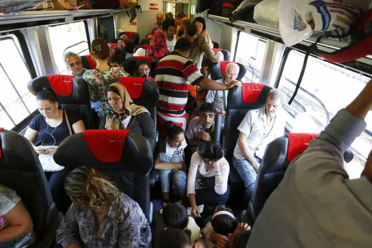 
	Refugiados em trem entre Budapeste e Viena: segunda-feira autoridades permitiram aos refugiados entrar nos trens e cerca de 3.600 deles chegaram &agrave; Alemanha
 (Reuters / Laszlo Balogh)