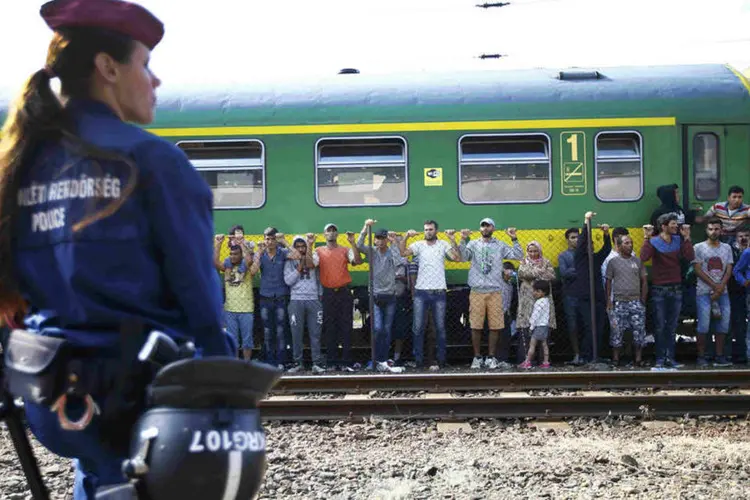 
	Refugiados em trem parado na Hungria
 (Reuters / Leonhard Foeger)