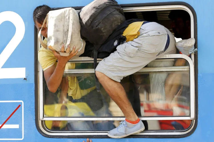 
	Refugiados entram pelas janelas de trem na Cro&aacute;cia: &quot;A partir de hoje come&ccedil;aremos a aplicar outros m&eacute;todos, humanos (...) J&aacute; n&atilde;o podemos aceitar esse peso enquanto os outros olham para outro lado&quot;
 (Reuters / Laszlo Balogh)
