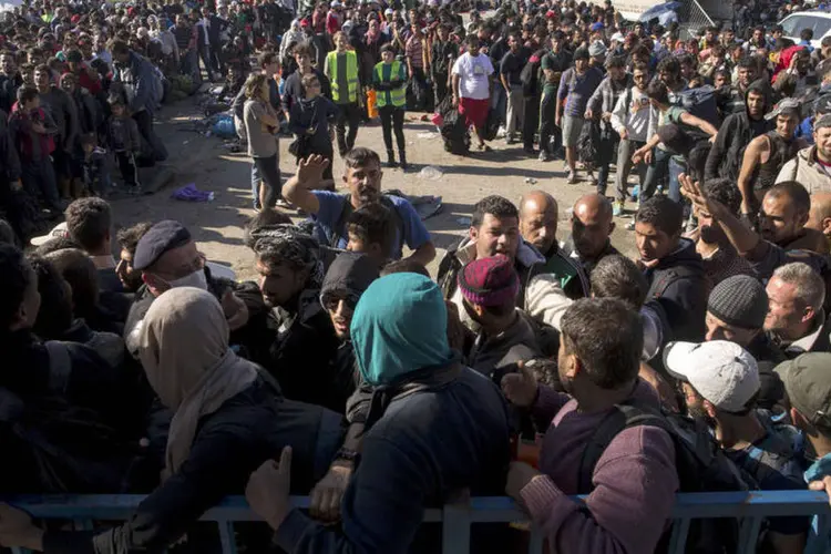 
	Refugiados esperam para serem registrados na Cro&aacute;cia: entraram no pa&iacute;s mais de 44 mil refugiados desde o come&ccedil;o da aflu&ecirc;ncia em massa de quarta-feira passada
 (Reuters / Marko Djurica)