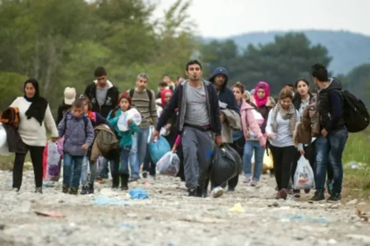 
	Migra&ccedil;&atilde;o: migrantes e refugiados chegam no campo de processamento depois de cruzar a fronteira entre Gr&eacute;cia e Maced&ocirc;nia
 (Robert Atanasovski/AFP)