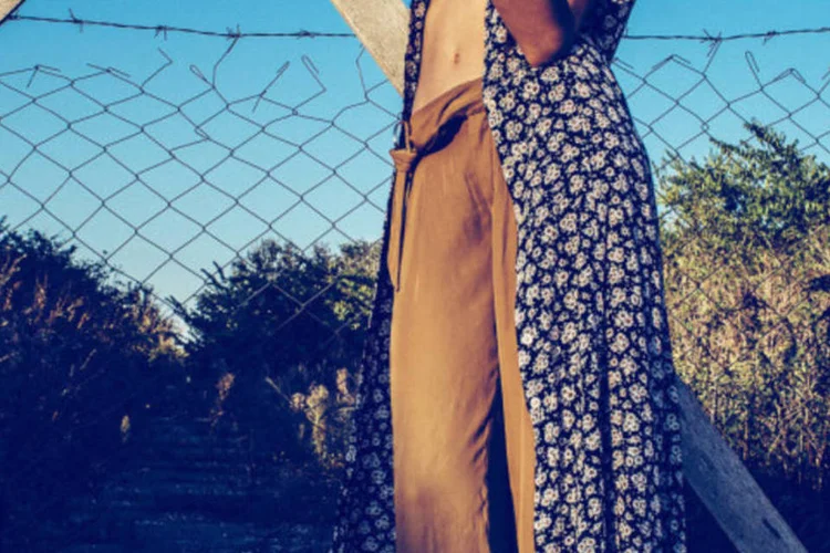 
	As imagens mostram uma modelo com roupas de marca, celular com capa da Chanel e len&ccedil;o no cabelo em frente a uma cerca de arame farpado
 (Divulgação/Norbert Baksa)