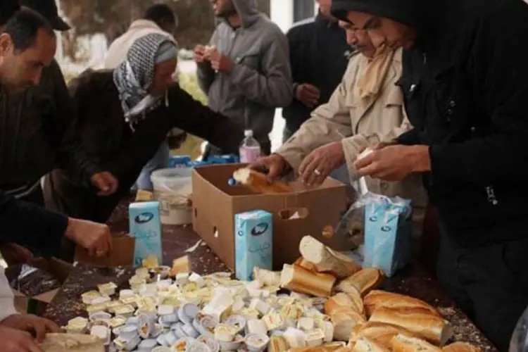 Refugiados líbios na Tunísia: ONU prepara equipes nas fronteiras para distribuir alimentos (Spencer Platt/Getty Images)