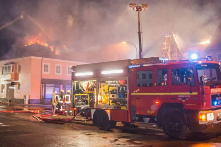 
	Novos ataques: vizinhos do im&oacute;vel perceberam o fogo e chamaram os bombeiros, que apagaram o inc&ecirc;ndio declarado na escada do edif&iacute;cio
 (Rico Loeb / AFP)