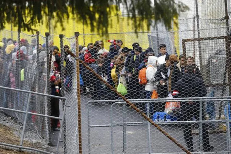 
	Refugiados: acompanhando a &Aacute;ustria, a Maced&ocirc;nia fechou a sua fronteira com a Gr&eacute;cia para os afeg&atilde;os, sem dar qualquer explica&ccedil;&atilde;o oficial
 (Leonhard Foeger / Reuters)