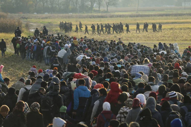 
	Refugiados na Eslov&ecirc;nia: pol&iacute;cia eslovena anunciou nesta quinta-feira que 12.676 imigrantes entraram no pa&iacute;s nas &uacute;ltimas 24 horas
 (Reuters / Antonio Bronic)