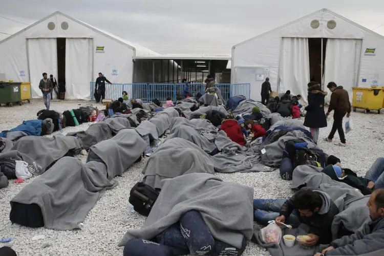 
	Campo de refugiados: Merkel tem defendido uma solu&ccedil;&atilde;o que abranja toda a UE
 (Marko Djurica / Reuters)