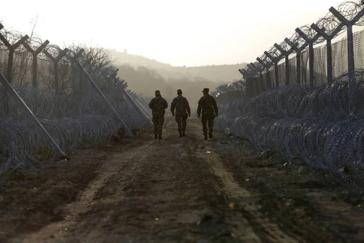 
	Refugiados: fartos da situa&ccedil;&atilde;o, trezentos iraquianos e s&iacute;rios, entre eles mulheres e crian&ccedil;as, for&ccedil;aram o cord&atilde;o policial e derrubaram parte do alambrado
 (Marko Djurica / Reuters)