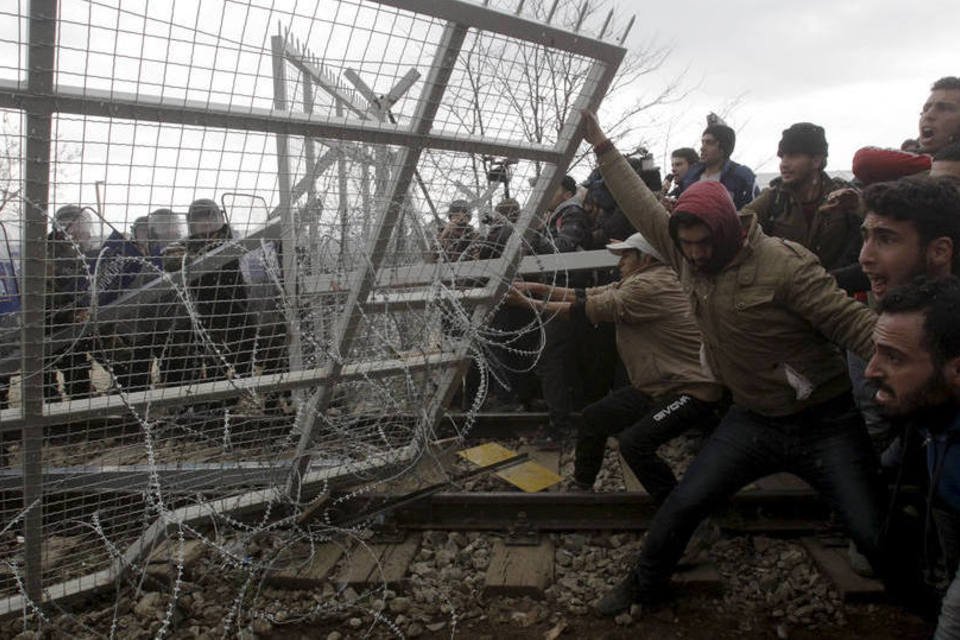 Tensão na fronteira greco-macedônia em crise migratória