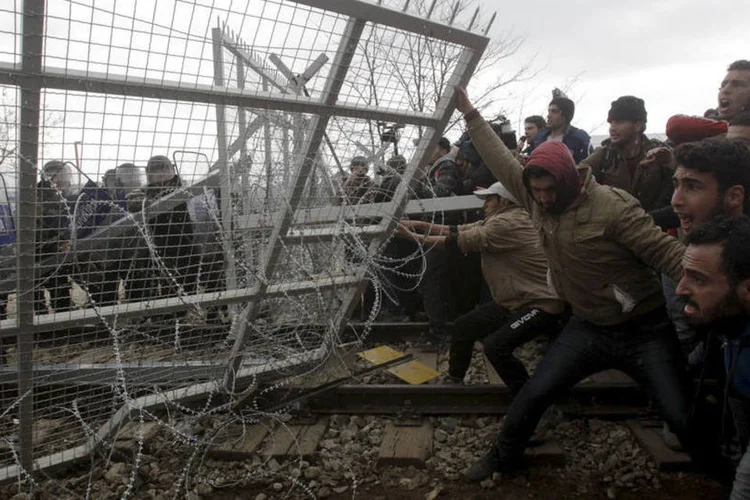 
	Refugiados: apenas 300 s&iacute;rios e iraquianos puderam passar, as &uacute;nicas nacionalidades com permiss&atilde;o para entrar no pa&iacute;s
 (Alexandros Avramidis / Reuters)