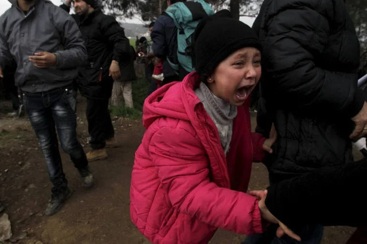 Fronteira da Macedônia: a polícia macedônia respondeu lançando bombas de gás lacrimogêneo para impedir a entrada dos migrantes (Alexandros Avramidis / Reuters)