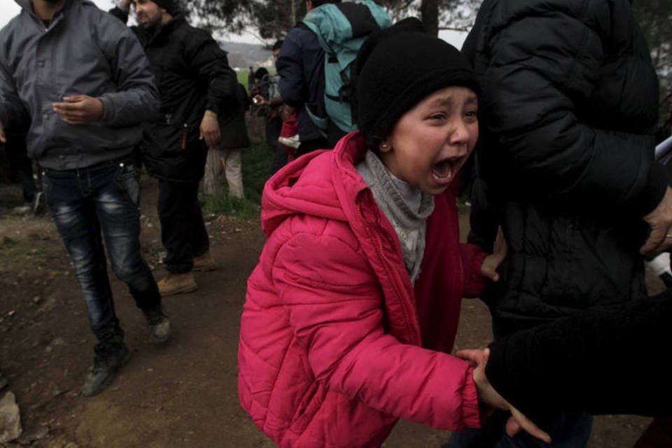 Macedônia lança gás lacrimogêneo contra refugiados