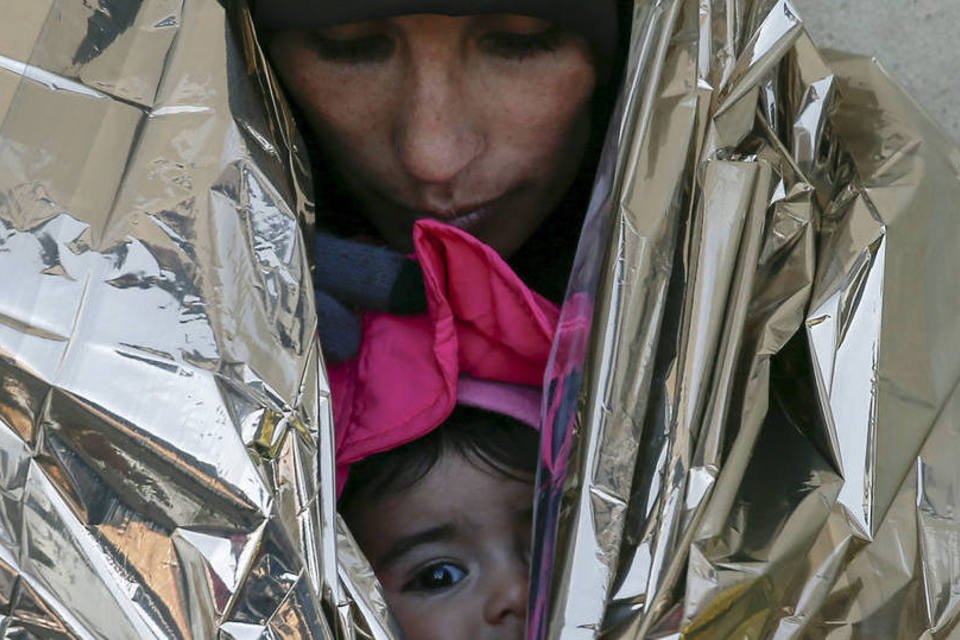 Milhares de refugiados esperam pra atravessar fronteira