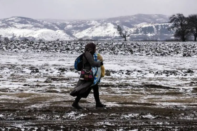 
	Refugiados: com temperaturas um pouco superiores a zero na regi&atilde;o, as viagens de refugiados e migrantes &agrave; ilha foram retomadas
 (Dimitar Dilkoff / AFP)