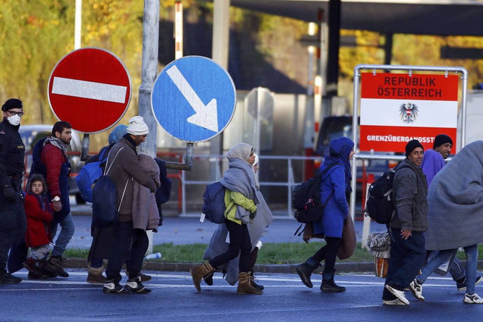 Áustria construirá cerca para controlar fluxo de refugiados