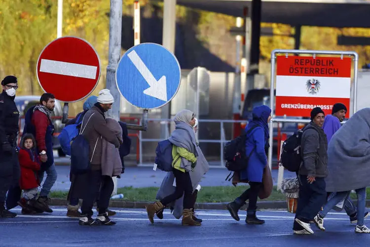 
	Refugiados na fronteira da &Aacute;ustria: os dois Estados-membros optaram por esta &quot;medida extraordin&aacute;ria&quot;, prevista no c&oacute;digo Schengen, para &quot;fazer frente ao grande fluxo de pessoas que buscavam prote&ccedil;&atilde;o internacional&quot;
 (Reuters / Leonhard Foeger)