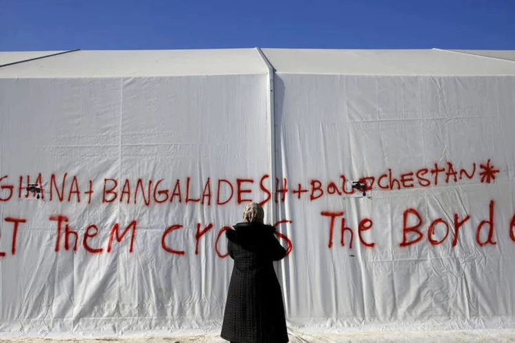 
	Refugiados: migrantes, a maioria marroquinos e paquistaneses, eram embarcados pelas em &ocirc;nibus, que seguiriam para Atenas
 (Yannis Behrakis / Reuters)