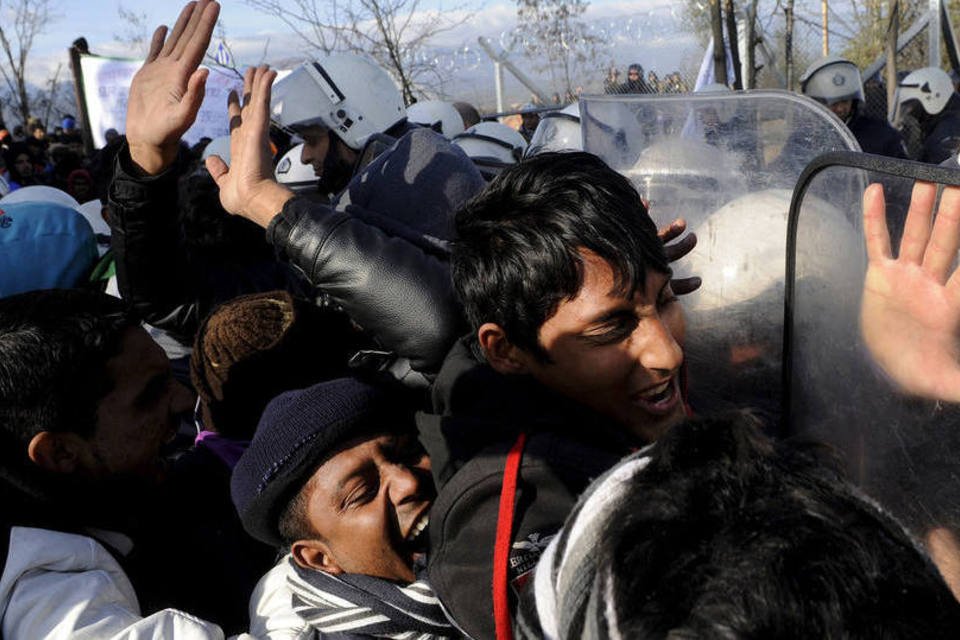 Confronto entre migrantes na fronteira da Grécia e Macedônia
