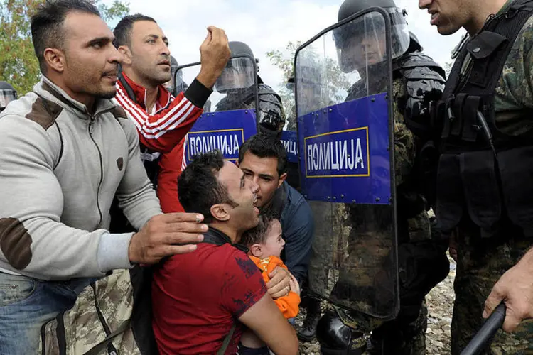 
	Refugiados e policiais em confronto na fronteira da Maced&ocirc;nia: os quatro ministros pediram &agrave; comunidade internacional ajuda financeira para lidar com a alta aflu&ecirc;ncia de pessoas
 (Reuters / Alexandros Avramidis)