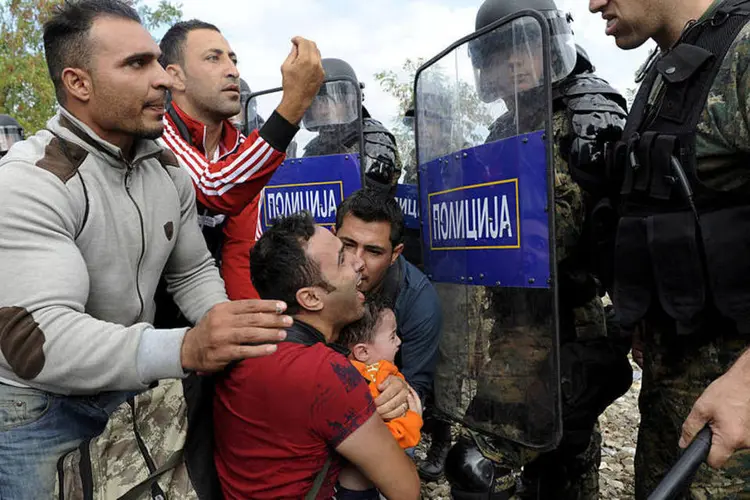 
	Refugiados e policiais em confronto na fronteira da Maced&ocirc;nia: &quot;Esta pessoas estavam a caminho de buscar maior seguran&ccedil;a e prote&ccedil;&atilde;o e morreram de forma tr&aacute;gica&quot;, afirmou
 (Reuters / Alexandros Avramidis)