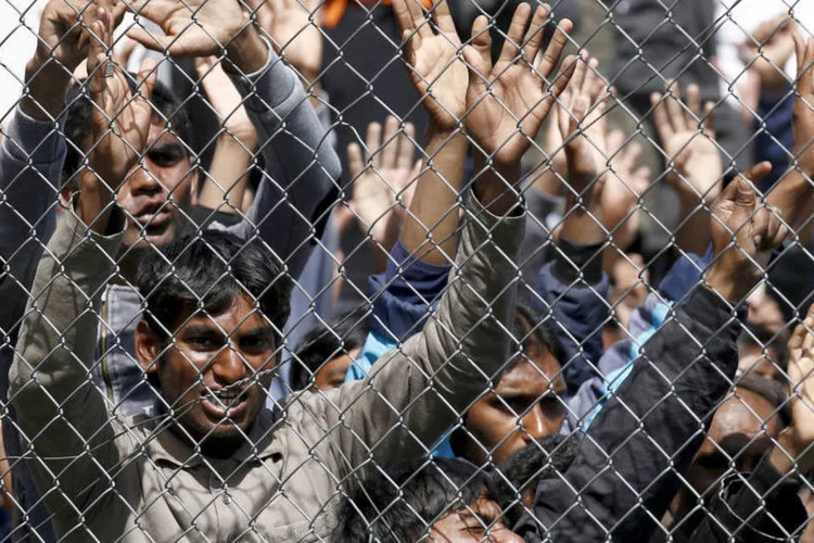 
	Confrontos: assistentes humanit&aacute;rios disseram que as tens&otilde;es no campo v&ecirc;m aumentando h&aacute; dias, mas que n&atilde;o ficou claro o que desencadeou o atrito no centro
 (Giorgos Moutafis / Reuters)