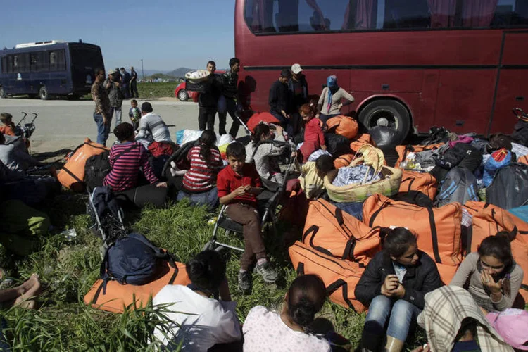 
	Refugiados: no domingo, cerca de 260 refugiados ficaram feridos pelos gases lacrimog&ecirc;neos jogados pelas for&ccedil;as maced&ocirc;nias
 (Alexandros Avramidis / Reuters)