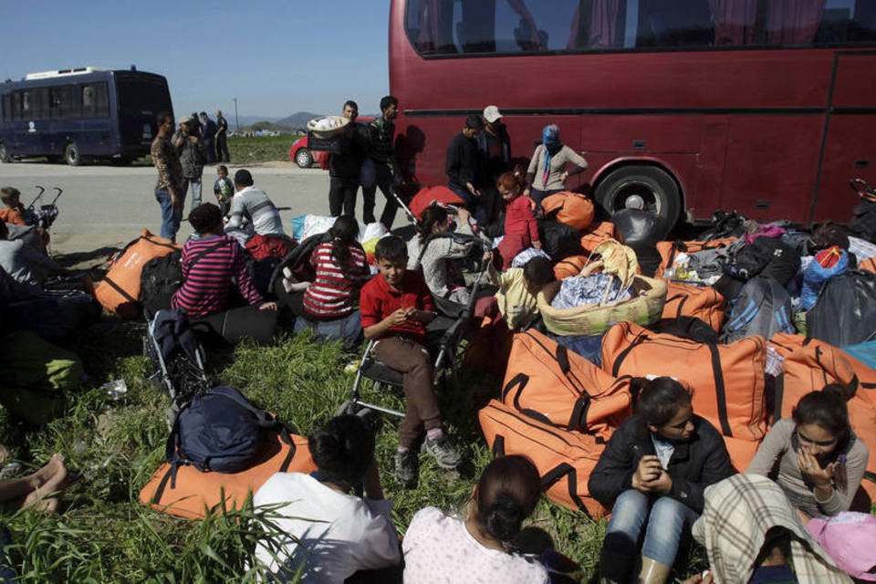 Centenas de refugiados abandonam o campo grego de Idomeni