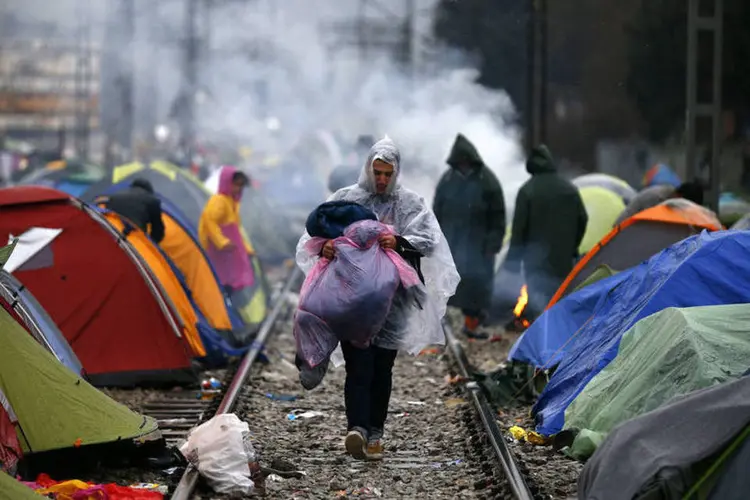 
	Refugiados acampados: &quot;&Eacute; com grande cautela que eu digo o auge da crise est&aacute; atr&aacute;s de n&oacute;s&quot;, disse ministro do interior da Alemanha
 (Stoyan Nenov / Reuters)