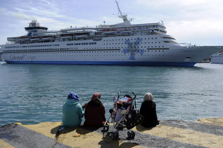 
	Refugiados: os outros cinco ocupantes conseguiram chegar nadando at&eacute; a costa
 (Michalis Karagiannis / Reuters)