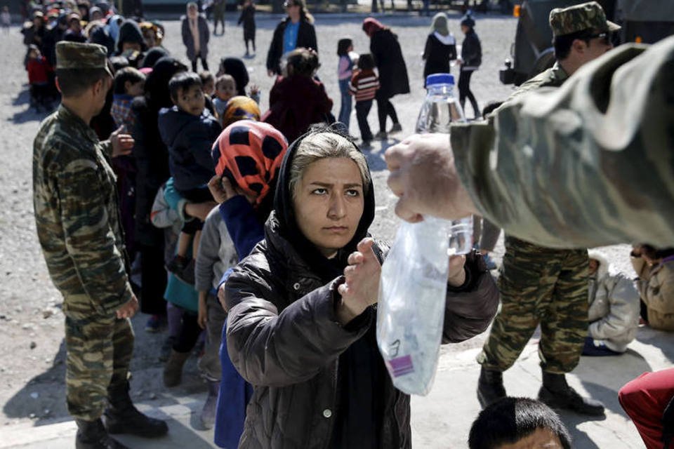 UE deve alocar US$ 765 mi para refugiados presos na Grécia