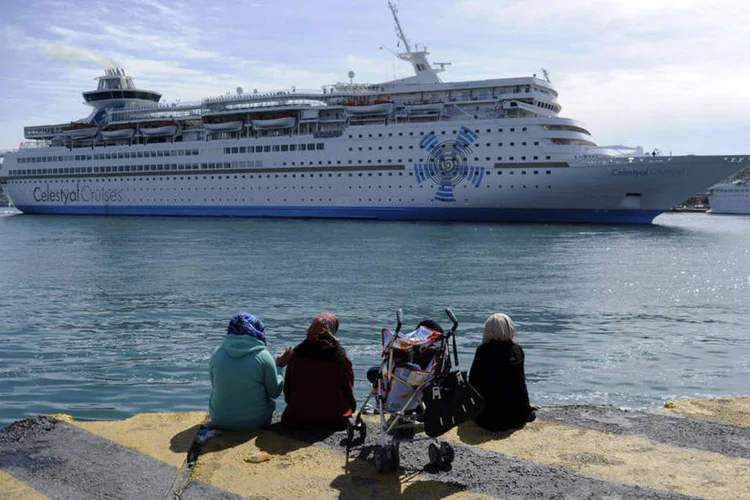 
	Refugiados: depois de receber roupas e alimentos do ACNUR, os migrantes foram levados de &ocirc;nibus para abrigos de Tr&iacute;poli
 (Michalis Karagiannis / Reuters)