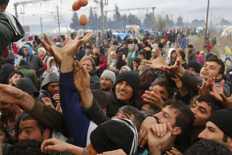 
	Refugiados: Na Espanha, manifestantes carregavam cartazes dizendo &quot;Refugiados, sejam bem-vindos&quot;
 (Stoyan Nenov / Reuters)