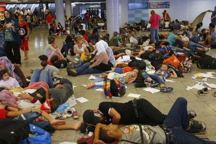 
	Imigrantes na esta&ccedil;&atilde;o de metr&ocirc; em Budapeste, na Hungria. A pol&iacute;cia informou que os refugiados que est&atilde;o no trem oferecem &quot;resist&ecirc;ncia passiva&quot; ao negar-se a sair
 (REUTERS/Laszlo Balogh)