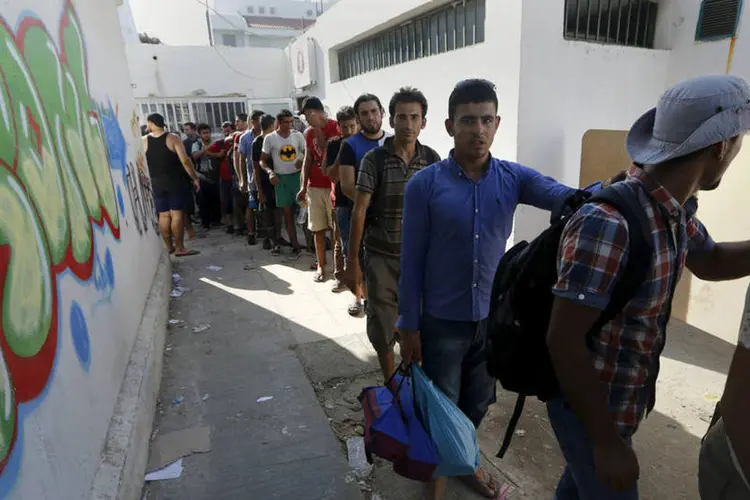 
	Refugiados na ilha de Kos, na Gr&eacute;cia: &quot;a grande maioria deles na ilha de Lesbos, entre 4,5 mil e 5 mil em Kos, e o resto em outras ilhas menores, e todos est&atilde;o tentando chegar ao continente&quot;
 (Reuters/ Yannis Behrakis)
