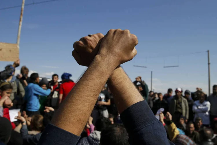 
	Protesto: cerca de 10 mil pessoas est&atilde;o bloqueadas na fronteira
 (Marko Djurica / Reuters)