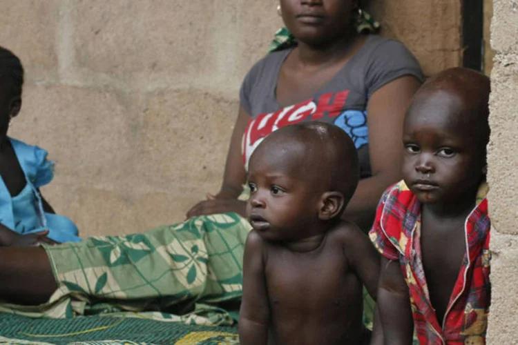 Plano da Nigéria exige que os beneficiários das transferências de dinheiro satisfaçam duas condições: manter os filhos na escola e vaciná-los (Samuel Ini/Reuters/Reuters)