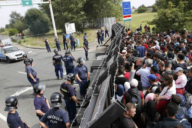 
	A fronteira da Hungria com a S&eacute;rvia: o fluxo est&aacute; longe de diminuir, &ocirc;nibus com migrantes chegaram na quinta-feira &agrave; noite a Sid, norte da S&eacute;rvia
 (Reuters / Marko Djurica)