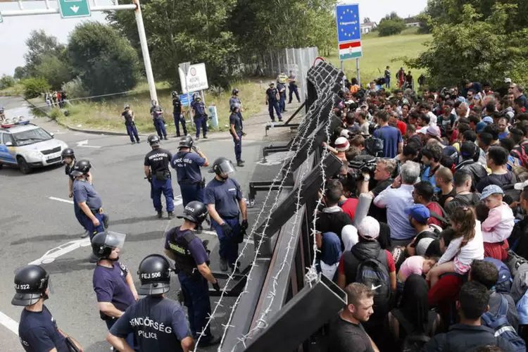 
	Refugiados na passagem de Horgos, na fronteira da Hungria com a S&eacute;rvia: &quot;Havia ouvido dizer que os h&uacute;ngaros iam fechar suas fronteiras, mas nos diziam que seria na ter&ccedil;a-feira&quot;, lamentou na segunda-feira Hassan, refugiado s&iacute;rio
 (Reuters / Marko Djurica)