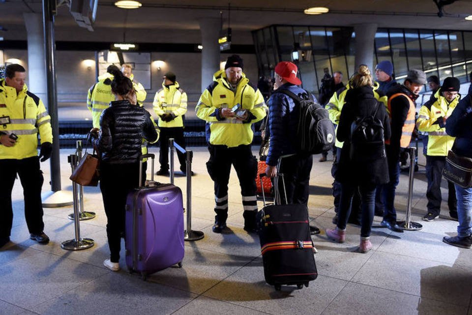 Suécia impede entrada a migrantes sem documentos