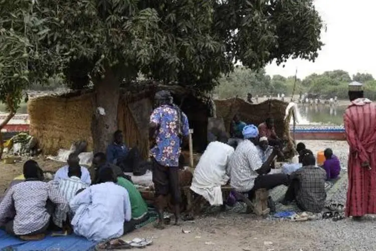 Refugiados nigerianos pero do lago Chade: soldados morreram após caírem em uma "emboscada" a cerca de dez quilômetros da cidade de Malam Fatori (Philippe Desmazes/AFP)