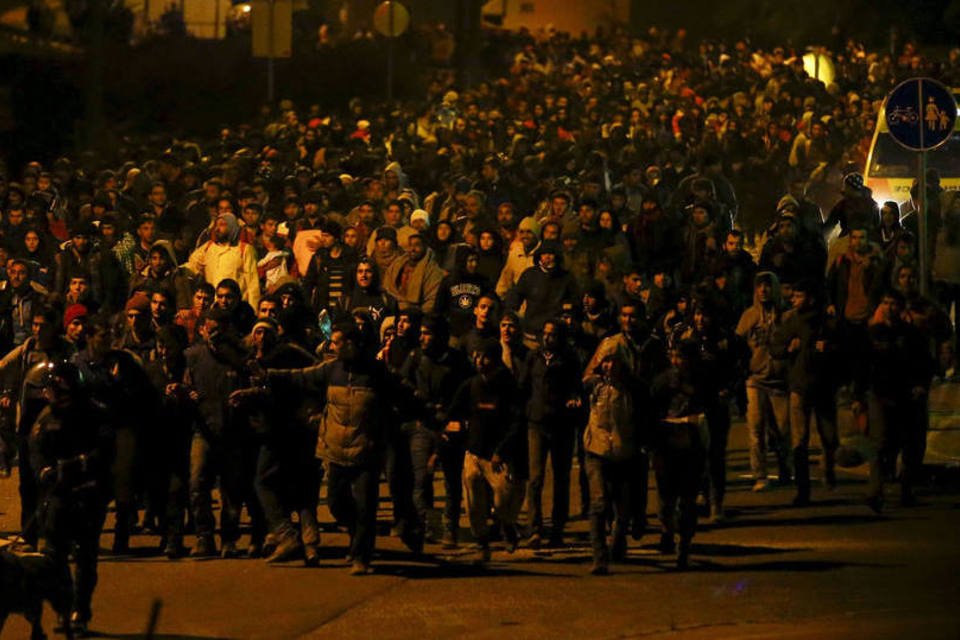 Países dos Bálcãs tentam fechar passagem para refugiados